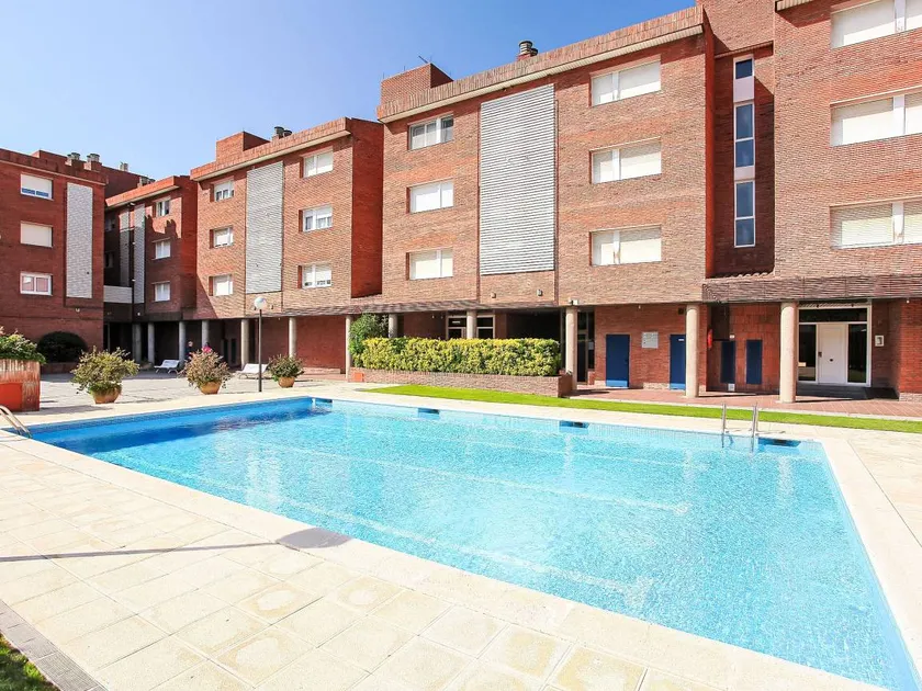 Holiday apartment with terrace, garden & pool - Image 1
