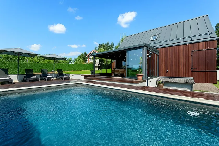 House with heated pool & BBQ - Image 1