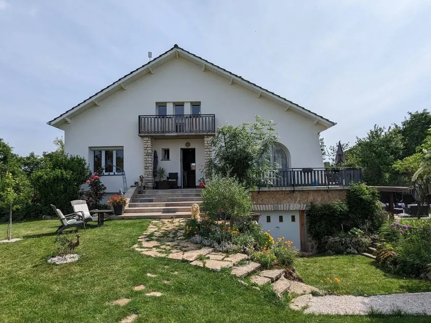 Large quiet house with garden near highway, 3 bedrooms, pets allowed - Image 1