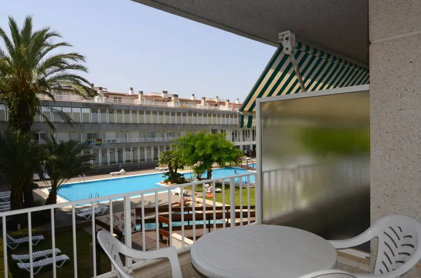 Apartment with garden, terrace & pool - Image 1