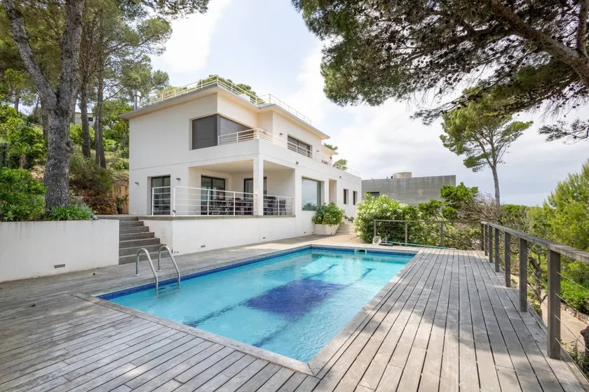 Ample holiday home with BBQ, garden & pool | Sea view | Beach nearby | Pets allowed - Image 1