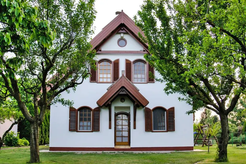 Riverfront Holiday Cottage with Private Swimming Pools near Szarvas, Hungary - Image 1