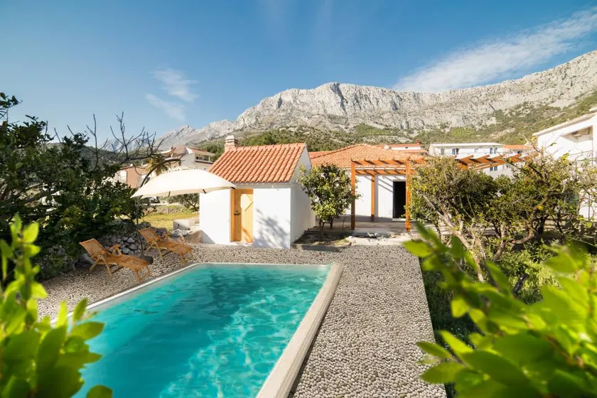 Holiday Home Peaceful Oasis with Pool - Image 1
