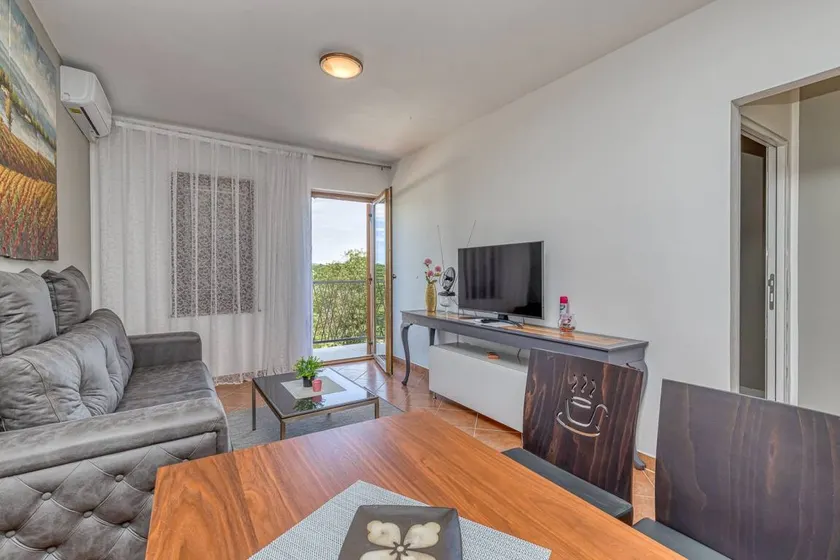 Flat with terrace - Image 1