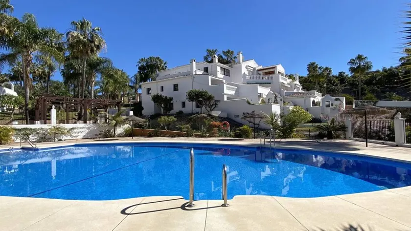 Flat with terrace, garden & pool - Image 1