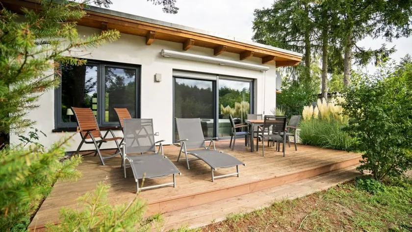 Holiday home with terrace, garden & barbecue | Garden view | Dogs allowed - Image 1