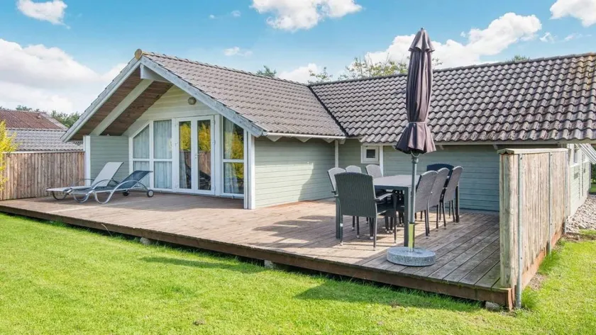 House with hot tub & garden | Dogs allowed - Image 1