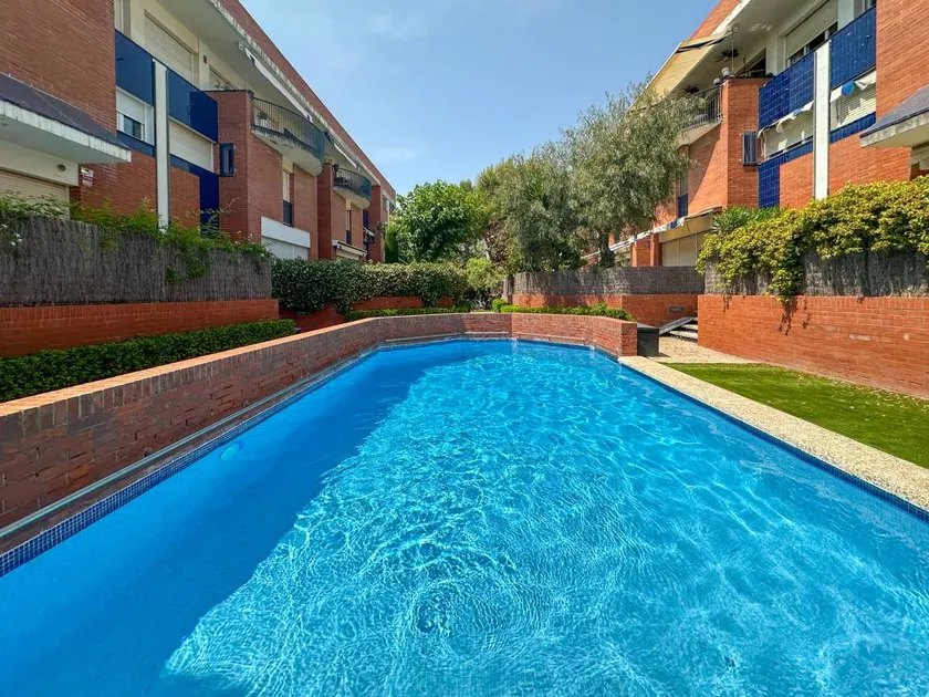 Villa with pool, garden & terrace - Image 1