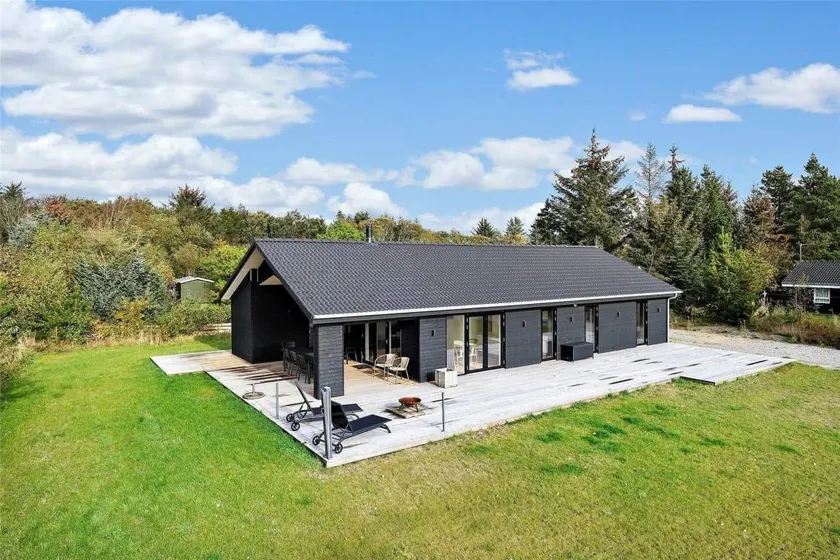 Fully equipped spacious house with BBQ, terrace & hot tub - Image 1