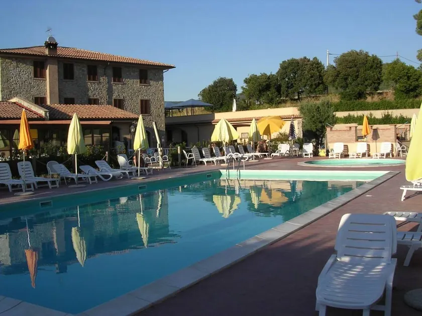 Holiday apartment with BBQ, pool & garden - Image 1