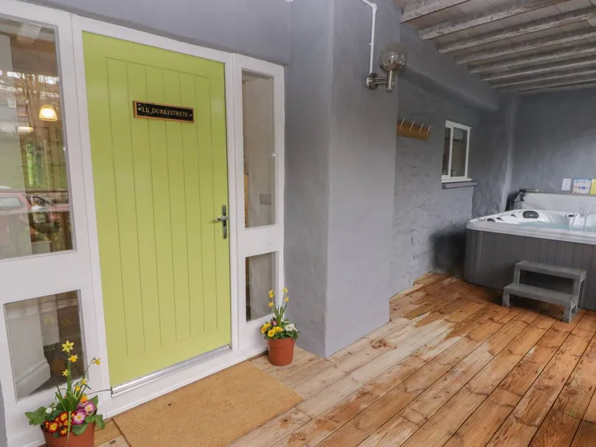Cottage with hot tub & garden - Image 1