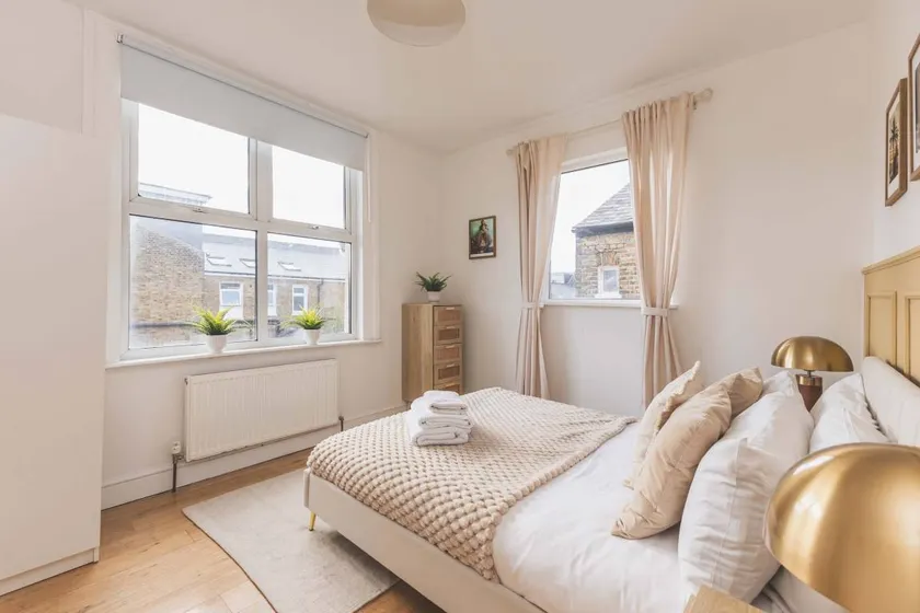 Spacious Bright 3 bed Flat, parking-Great Location - Image 1