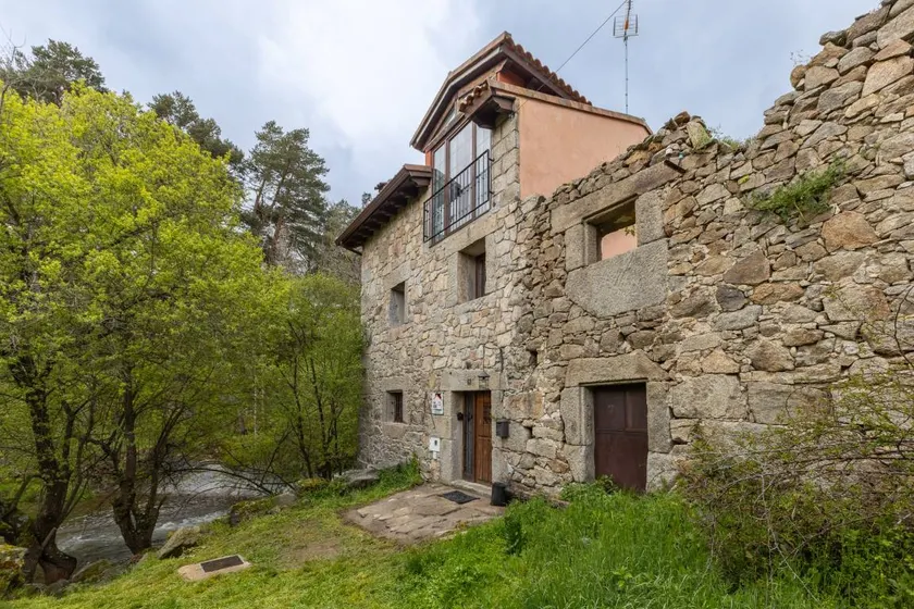 Holiday home with garden, hot tub & terrace | Garden view | Perfect for remote work - Image 1