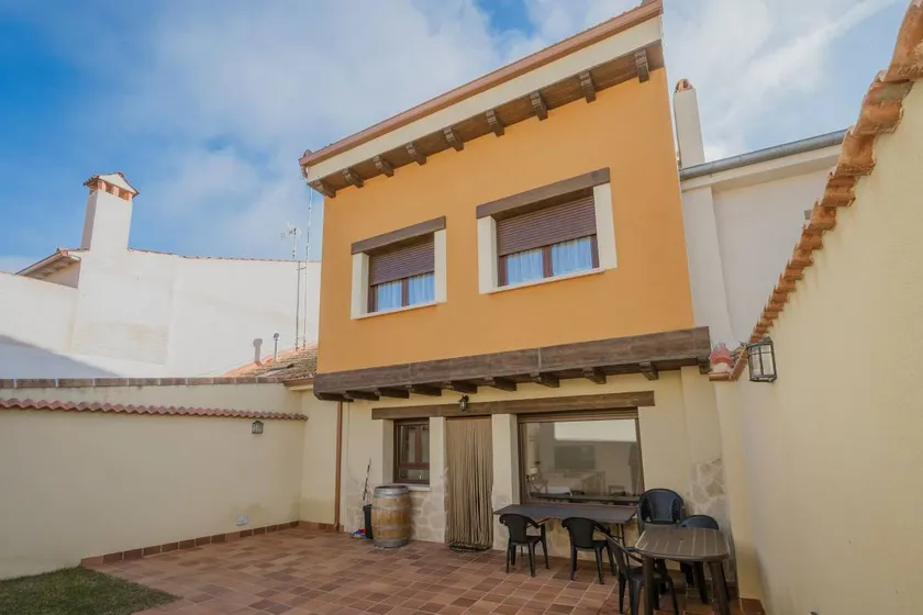 Holiday home with private pool, barbecue & garden | City view - Image 1