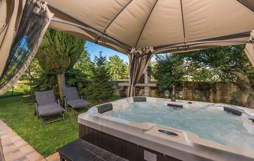Apartamento con jacuzzi, terraza y jardín - Image 1