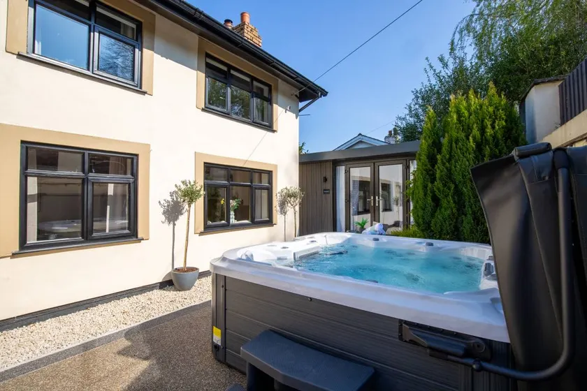 Cottage with hot tub & garden - Image 1
