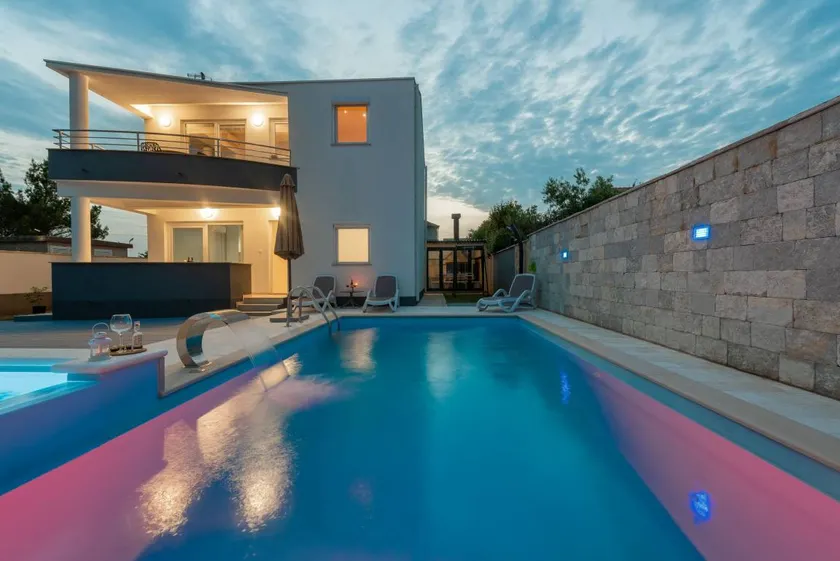 Family-friendly villa with private pool, barbeque & terrace - Image 1