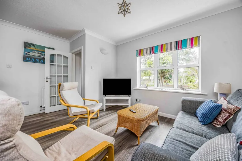 Casa vacacional con terraza, jardín e internet de alta velocidad - Image 1