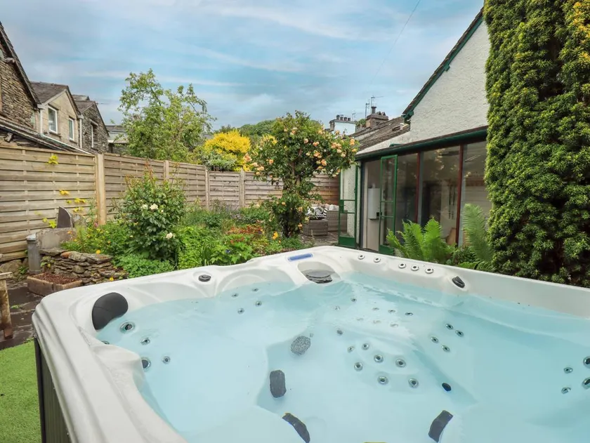 Cottage with garden & jacuzzi - Image 1