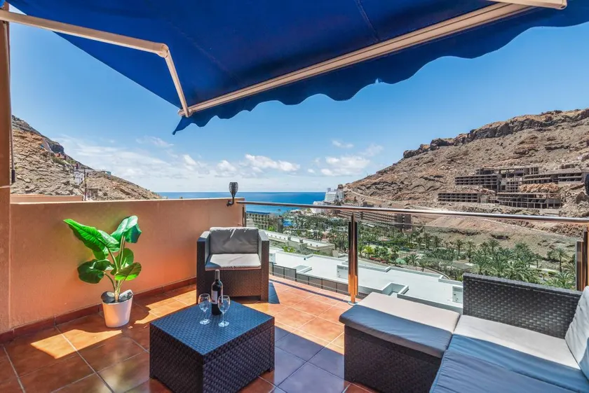 Modern apartment with shared pool - Image 1