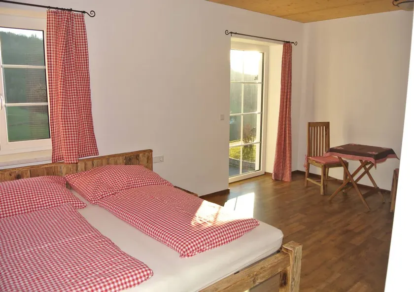 Holiday home with pool, barbeque & garden - Image 1