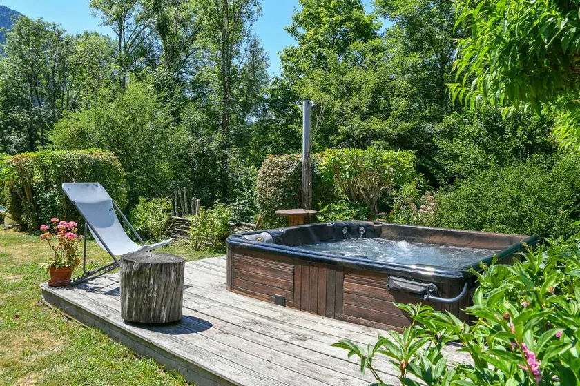 Holiday home with terrace, hot tub & barbeque | Mountain view | Perfect for remote work - Image 1