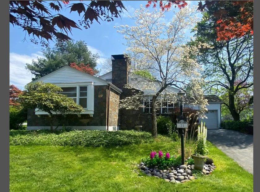 House with garden & terrace - Image 1