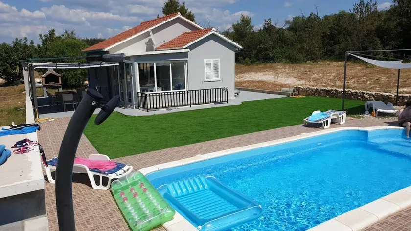 Family-oriented nice holiday home with private pool, barbeque & terrace | Garden view | Pet-friendly - Image 1