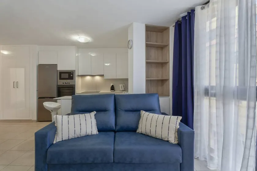 Agréable appartement de vacances avec internet haut débit | Vue ville | À côté de la plage | Adapté au travail à distance - Image 1