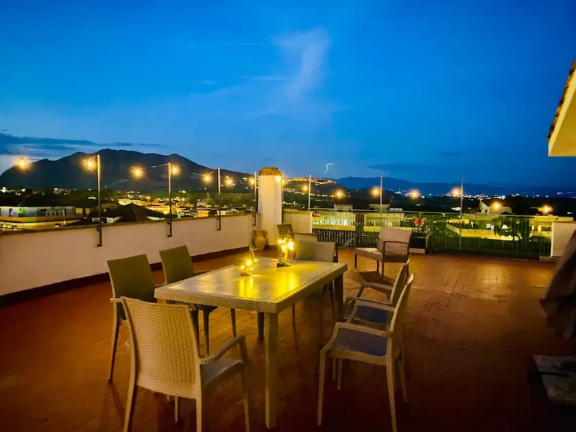 Apartment with terrace - Image 1