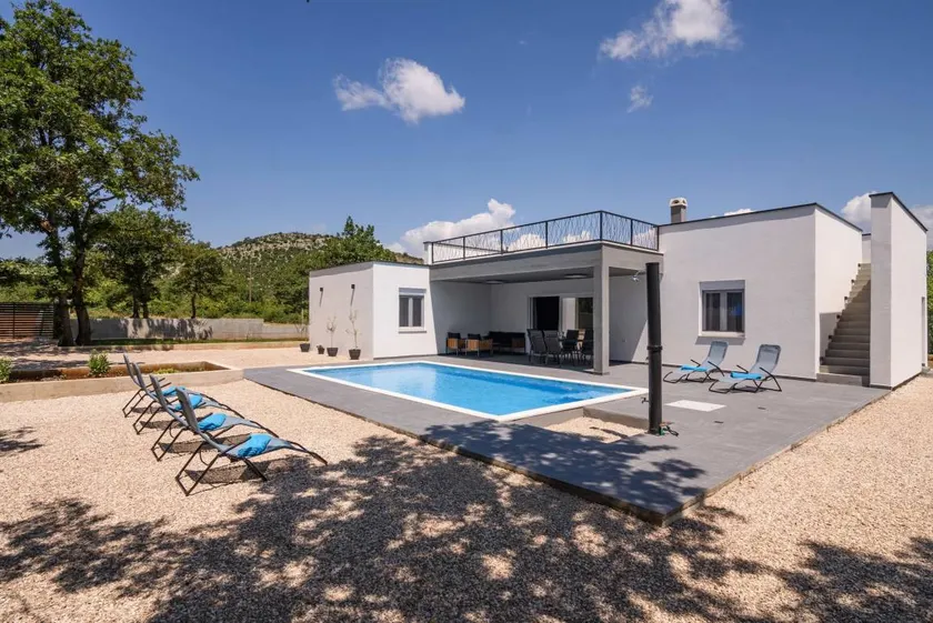 Villa ideal para familias con barbacoa, jacuzzi y piscina - Image 1