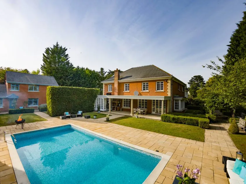 Cottage with pool, garden & hot tub - Image 1