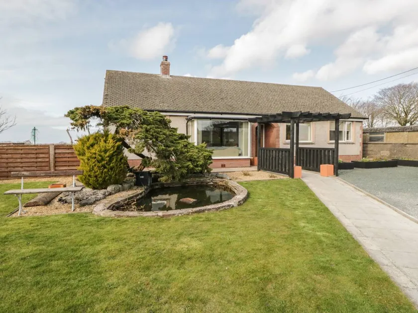 Cottage with garden - Image 1