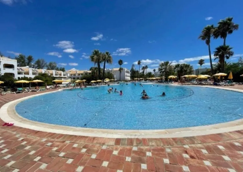 Appartement avec jardin, jacuzzi et piscine privée | Vue jardin - Image 1