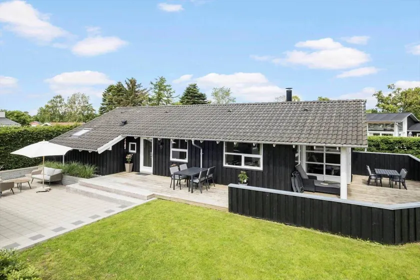 House with garden, jacuzzi & sauna - Image 1