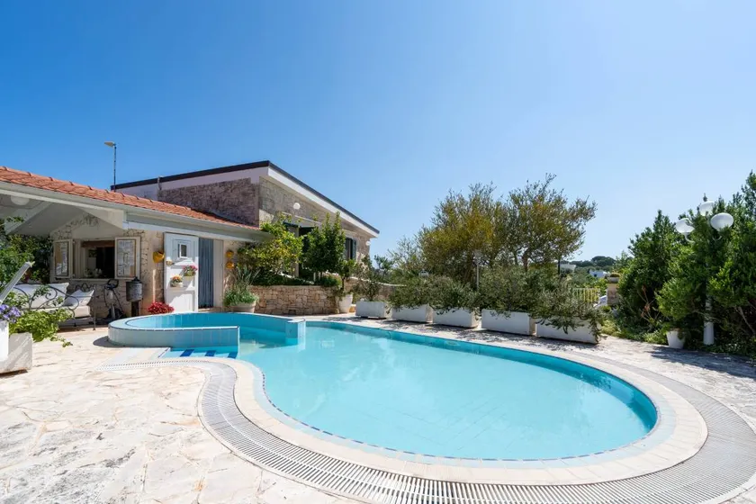 Appart'hôtel avec piscine, jacuzzi et internet haut débit | Vue jardin - Image 1