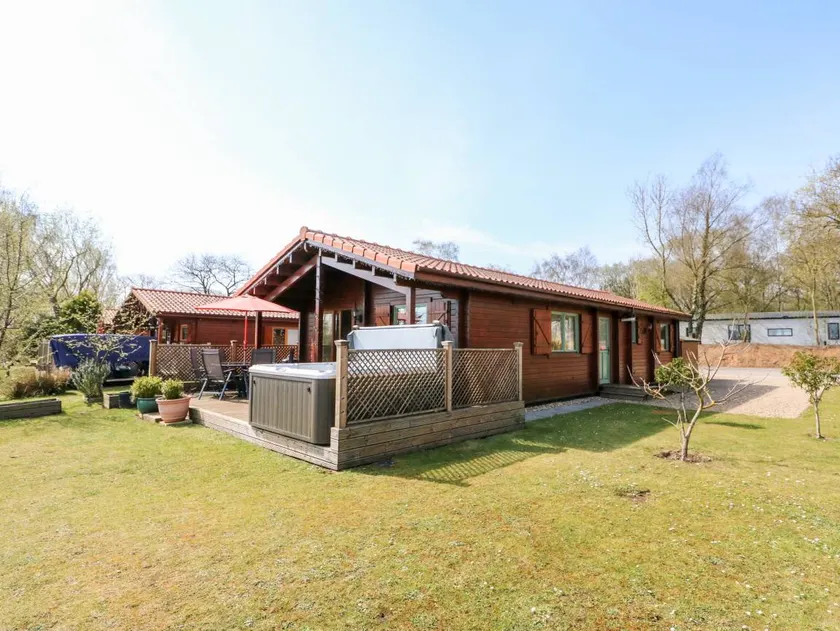 Cottage with pool, jacuzzi & garden - Image 1