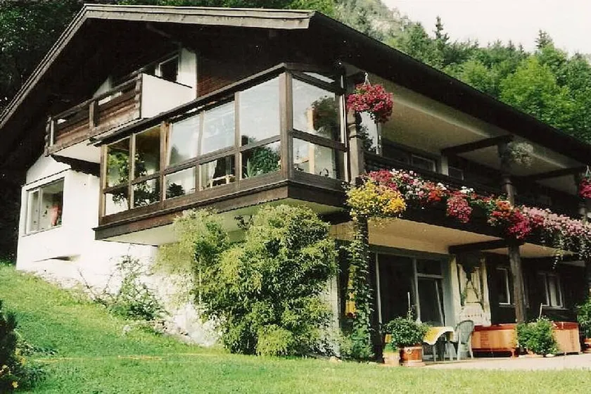 House with barbecue, terrace & garden - Image 1