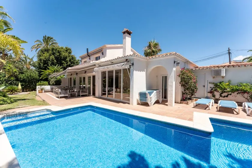 Familienfreundliche Villa mit Terrasse, privatem Pool und schnellem Internet | Gartenblick | Neben dem Strand | Perfekt für die Arbeit von Zuhause - Image 1