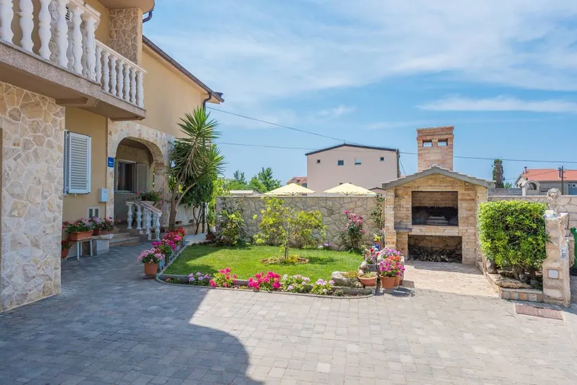 Fully equipped lovely apartment with terrace, garden & barbecue - Image 1