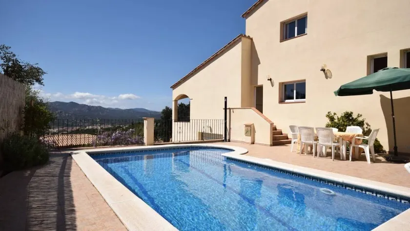 Flat with private pool, garden & terrace - Image 1
