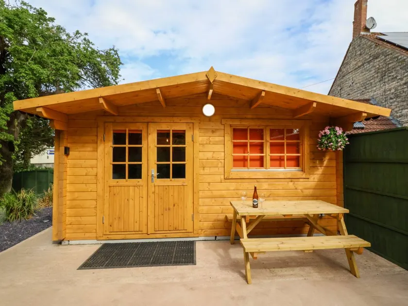 Cottage with garden - Image 1