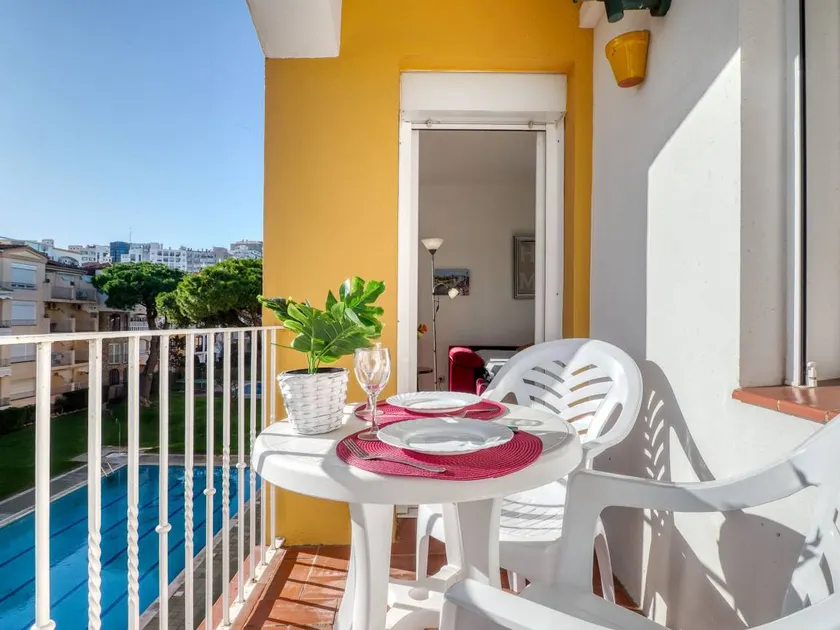 Flat with garden - Image 1