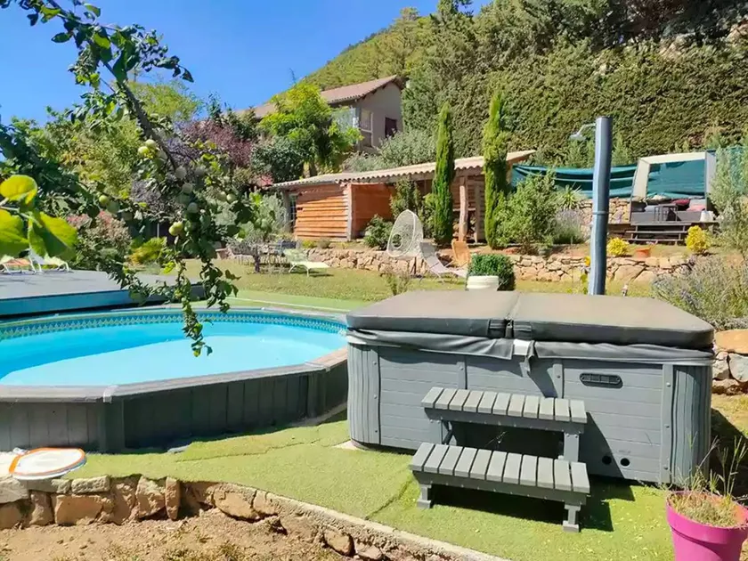 Bed and Breakfast 'Chambres D'hôtes - Les Baumes' with Shared Pool, Wi-Fi and Air Conditioning - Image 1