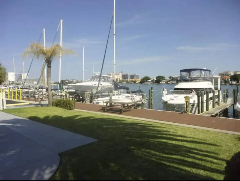 Agréable appartement de vacances avec terrasse, jardin et piscine | Vue mer | À côté de la plage - Image 1