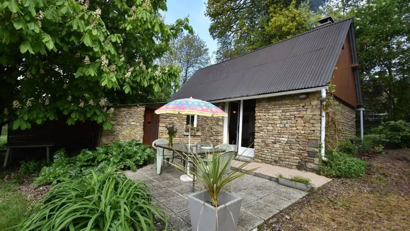 Holiday home with BBQ, terrace & garden - Image 1