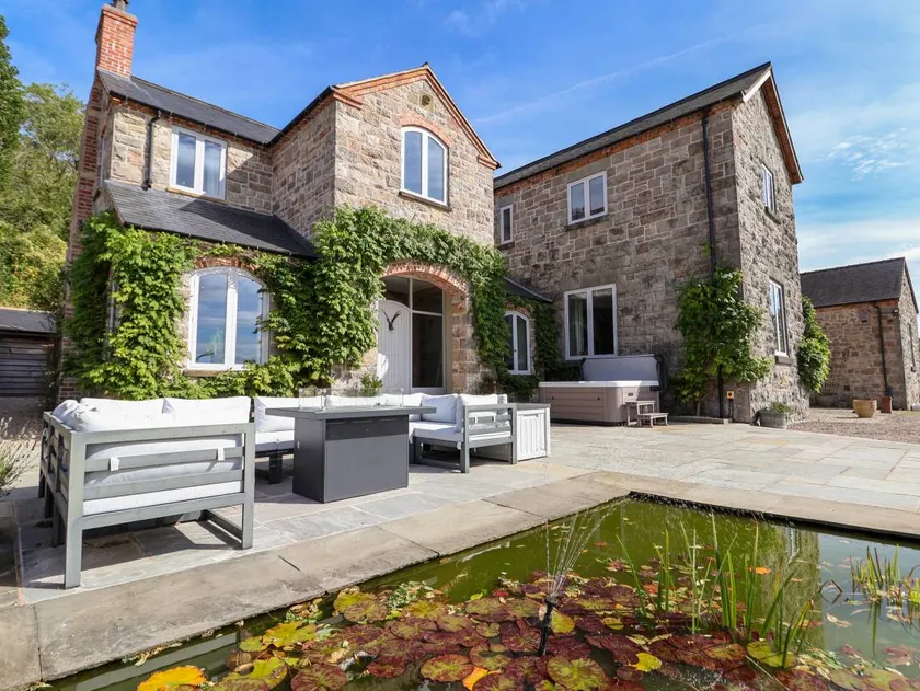 Family-oriented cottage with jacuzzi & garden | Pet-friendly - Image 1
