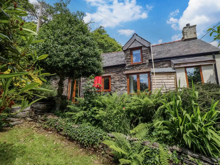 Cottage with garden - Image 1