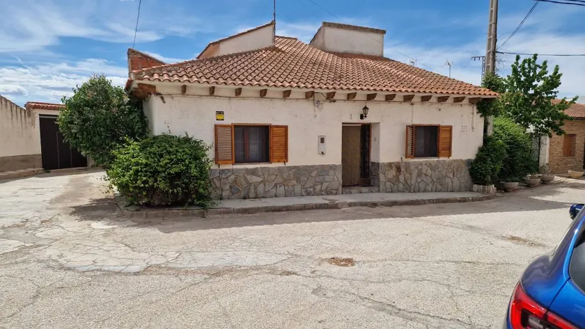 House with barbecue - Image 1