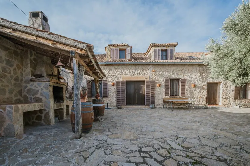 Holiday home with garden & barbeque | Mountain view - Image 1